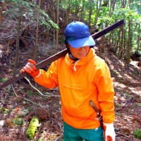 8-鉄道のレールを拾ういさおさん