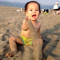 子ども 海 砂遊び