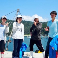 海と青空をバックにチーズ