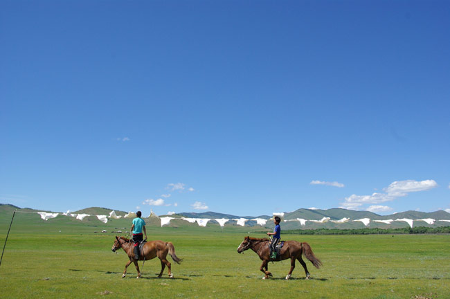 モンゴルの草原でTシャツアート展