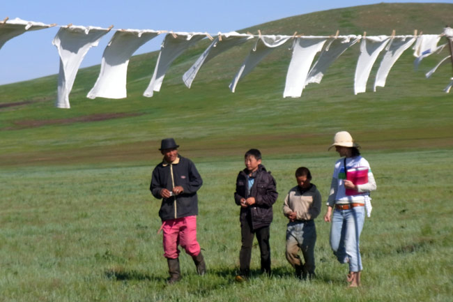 モンゴルの草原でTシャツアート展