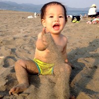 子ども　海　砂遊び