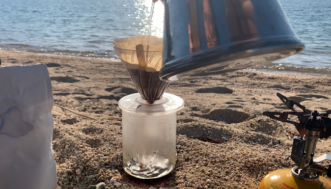 浜辺でコーヒー