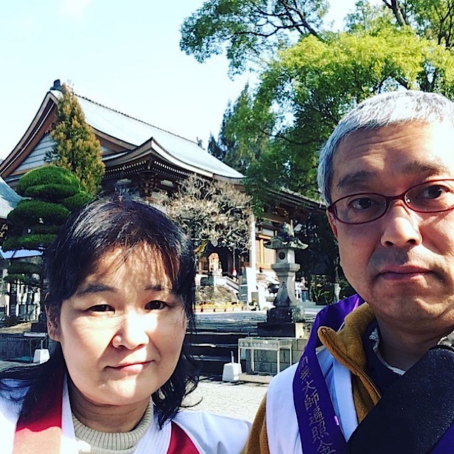 アヒルと遊ぶ次女