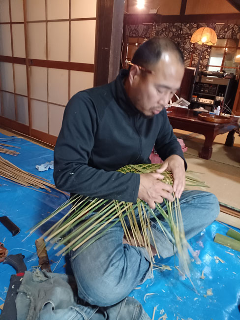 竹かごを作るようす