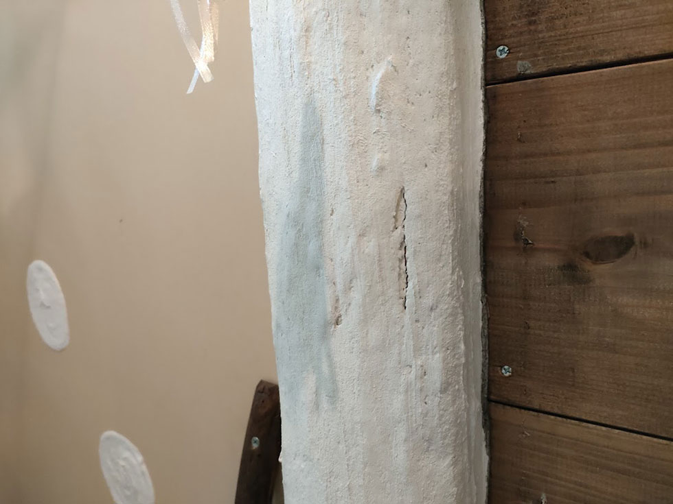 柱に塗った漆喰が浮いてヒビが入っています。